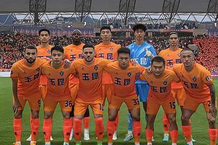 疑似回击足协罚单，蓉城比赛现场有球迷身穿“二万”T恤